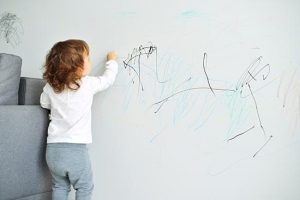 Почему дети любят рисовать на стенах и мебели?